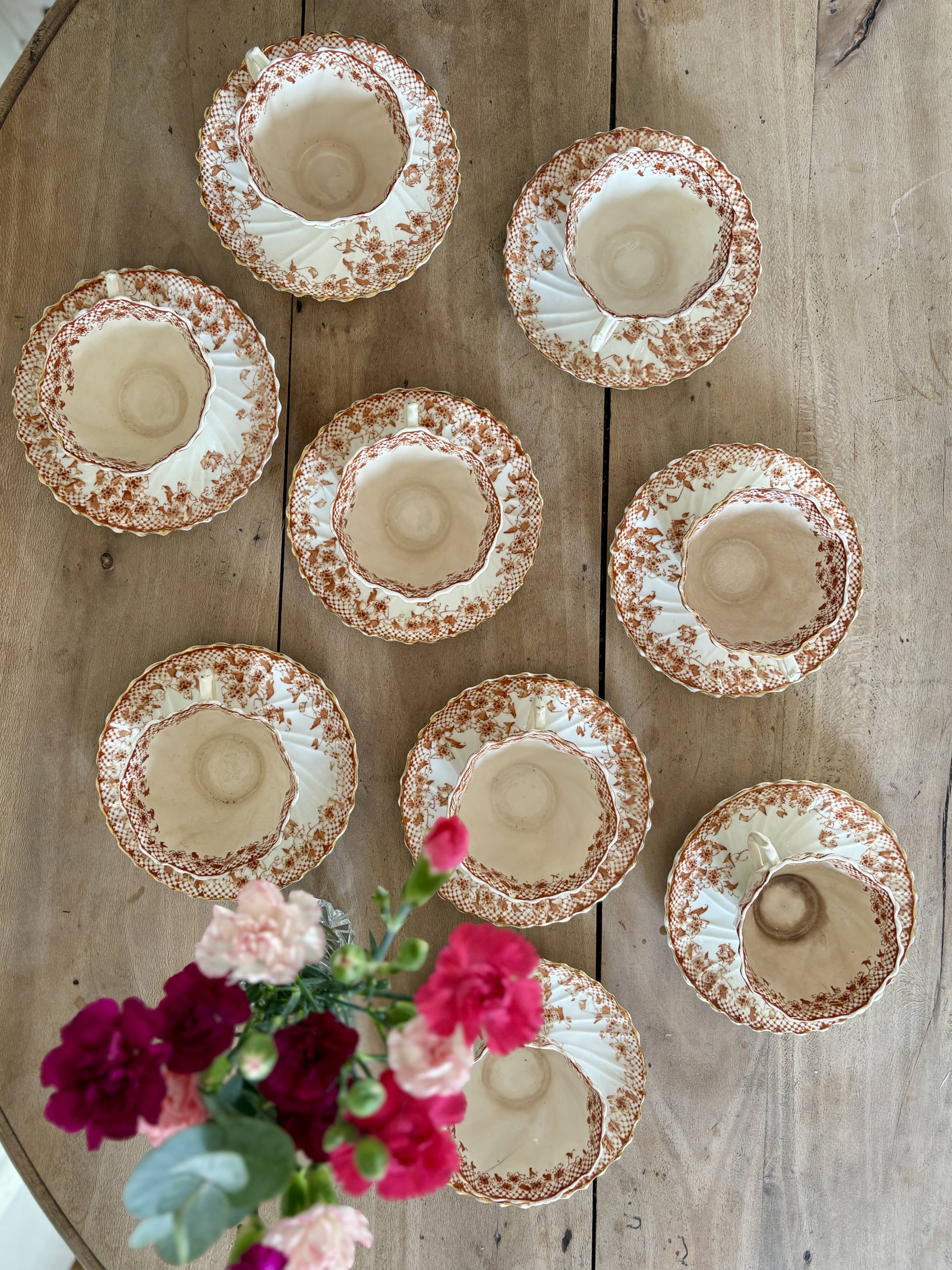 Lot de 9 tasses à thé ou café et le pot à lait en porcelaine fine Anglaise - Royal Albert
