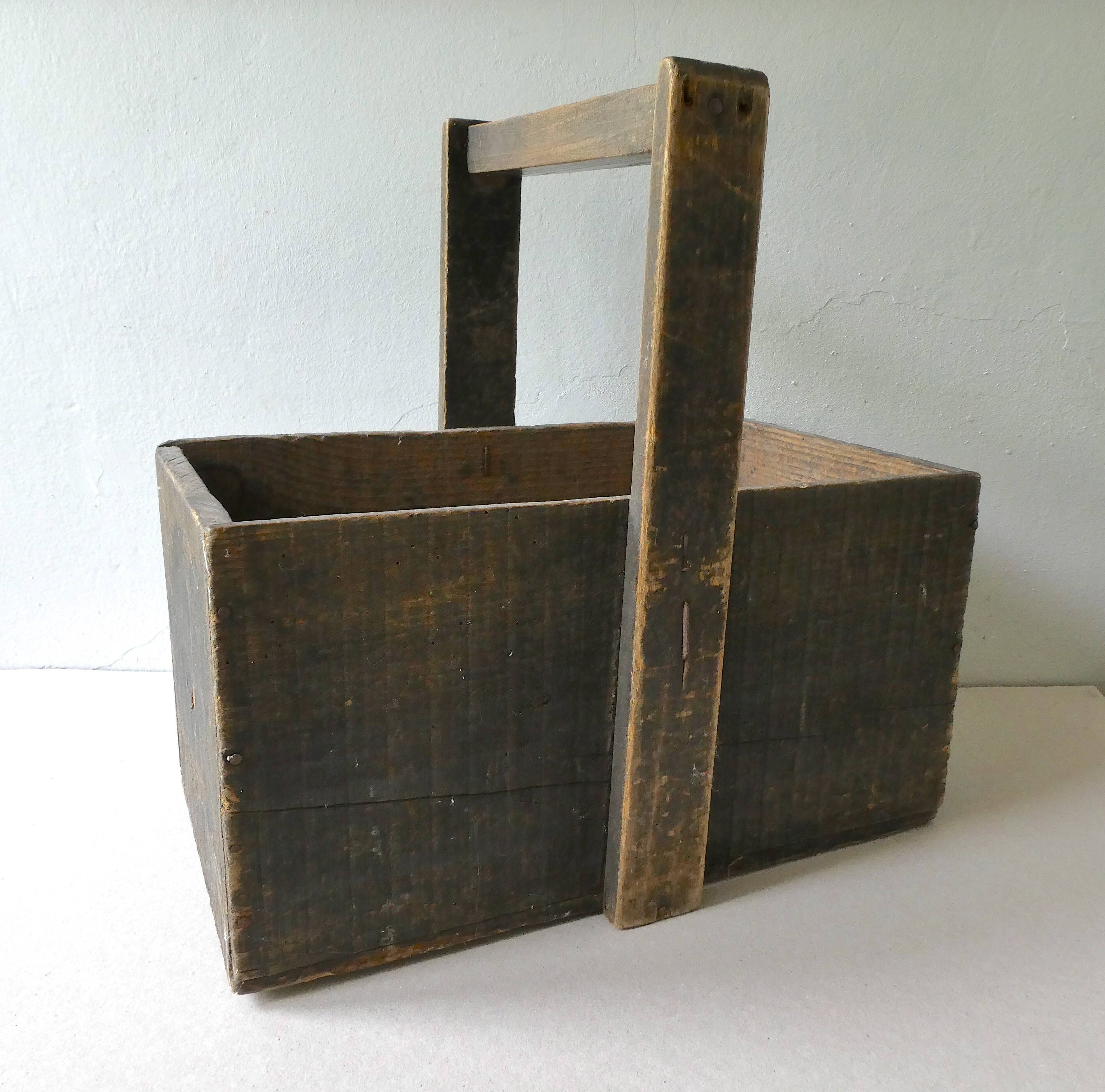 Raw wood horticulturer basket, black patina