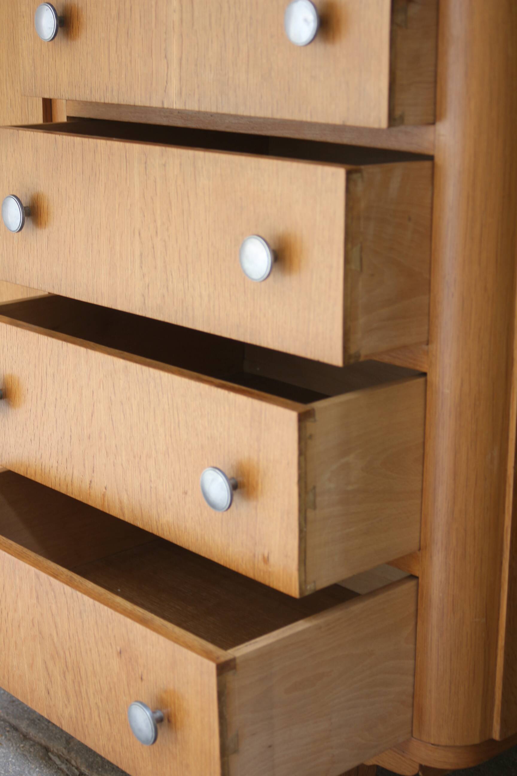 Art Deco oak chest of drawers (1950s/1960s). Very good condition.