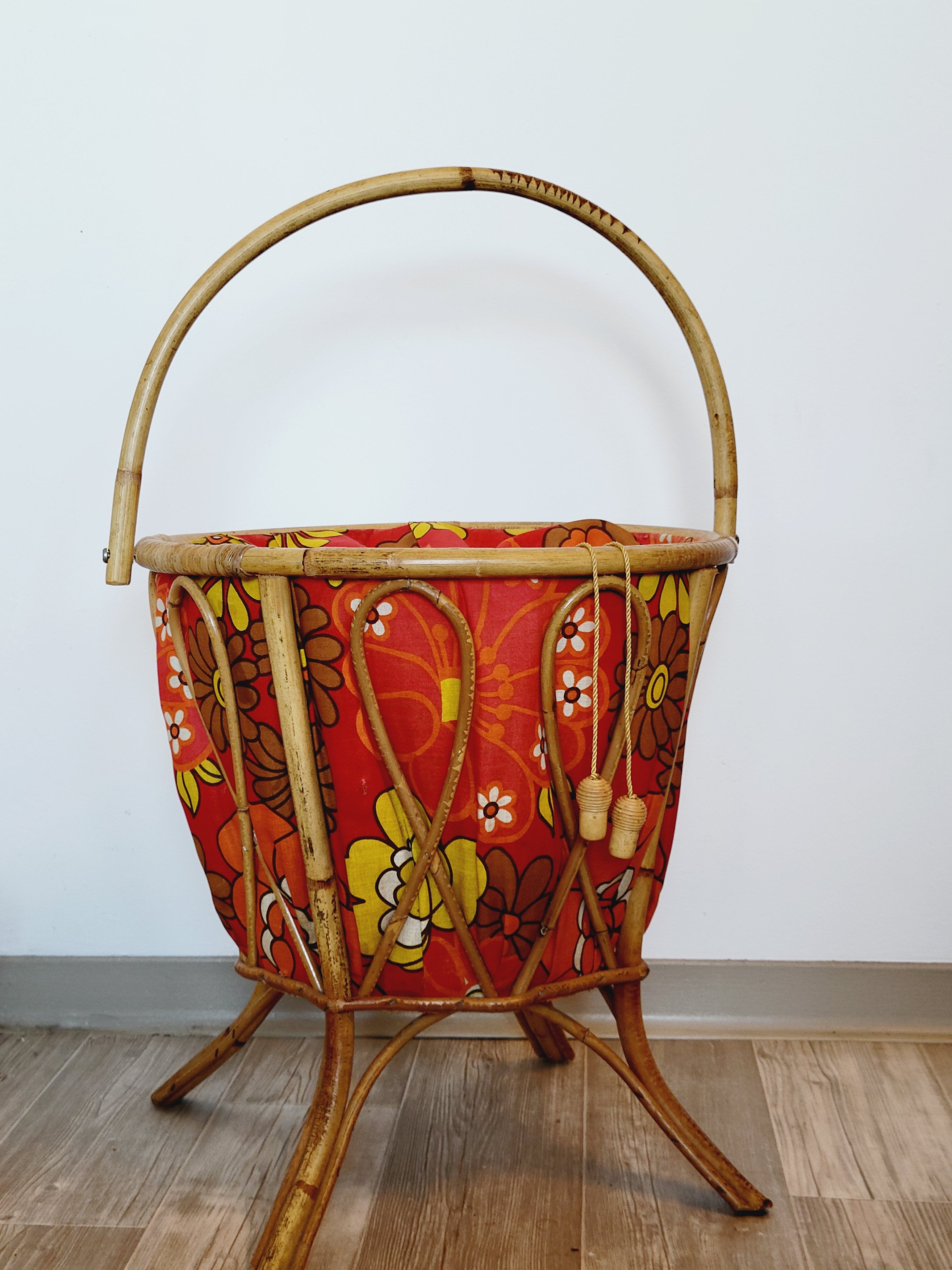 Travailleuse tricoteuse panier corbeille à ouvrage en rotin et tissu années 70