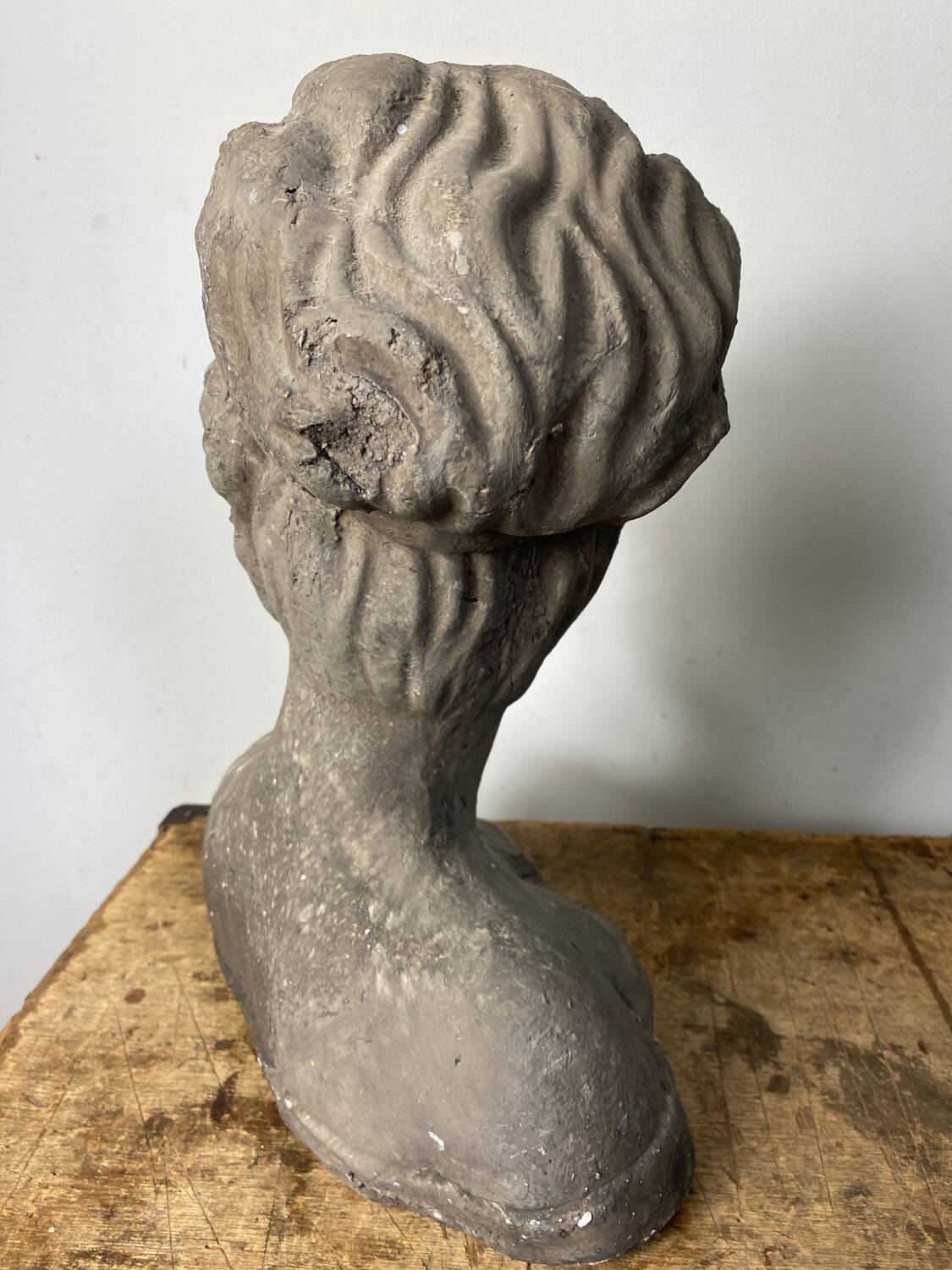 Buste de femme au chignon