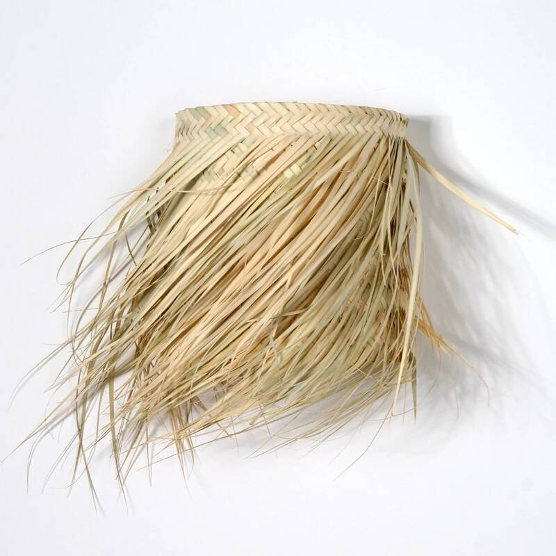 Wall lamp in natural fibres, woven straw with fringes.
