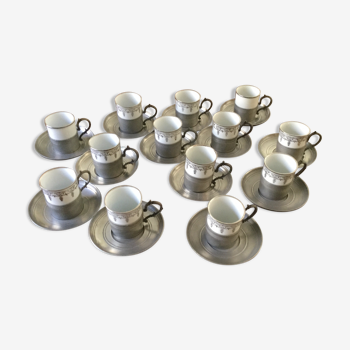 Un lot de 13 tasses à moka soucoupe et porte tasse en étain intérieur tasse en porcelaine de limoges avec décor de filte gris