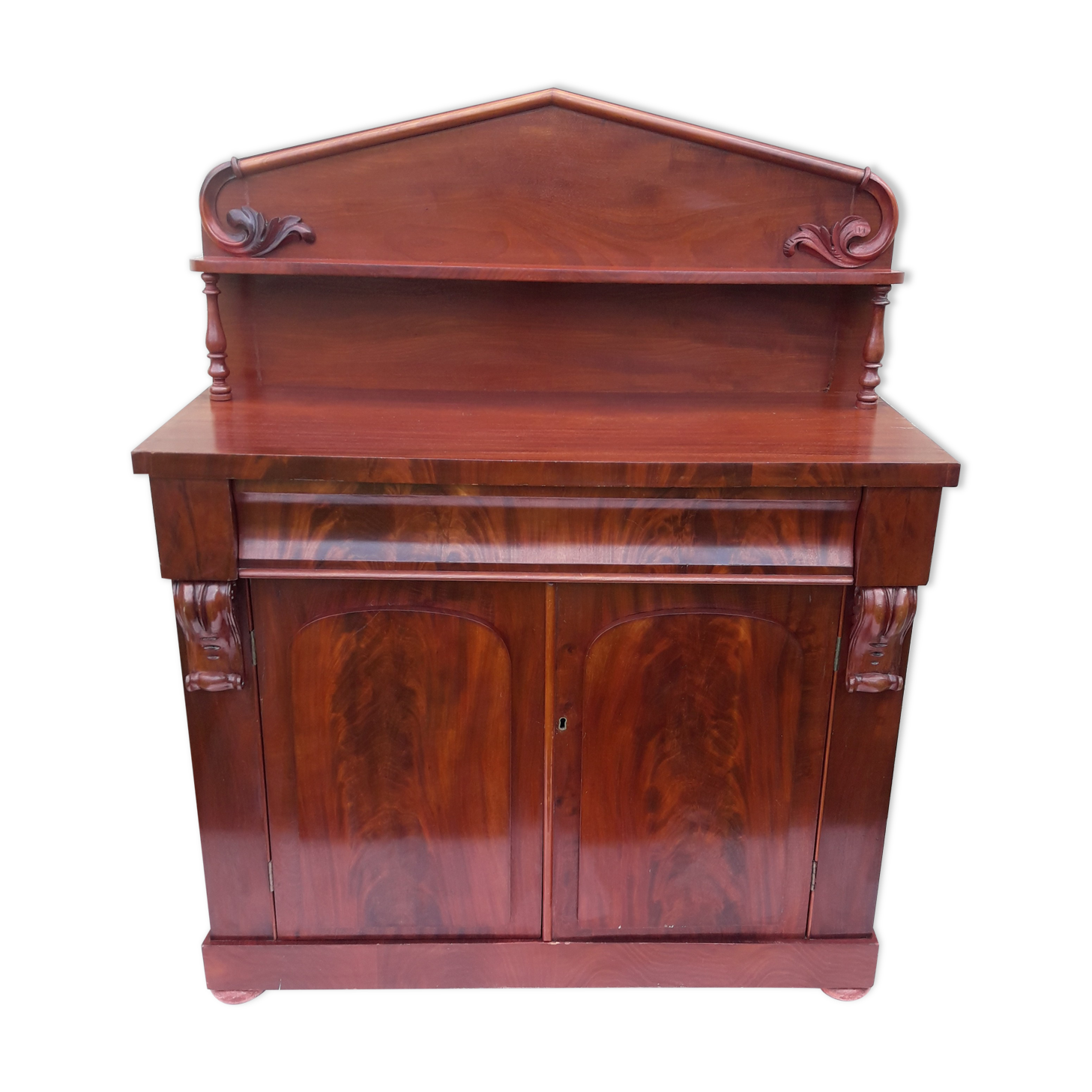 Stepped buffet in flamed mahogany veneer