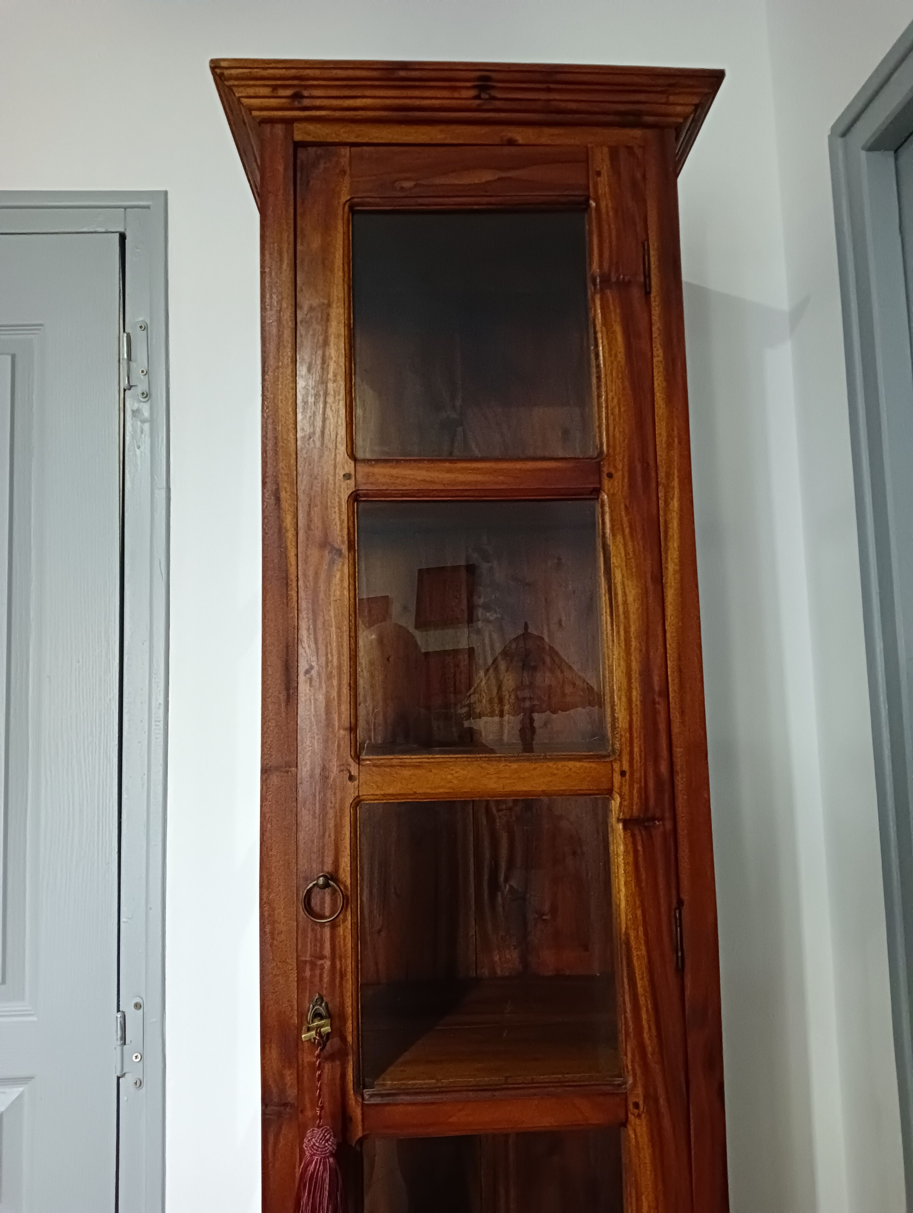 Mahogany column showcase, 1 glass door, 1 drawer, 5 wooden shelves