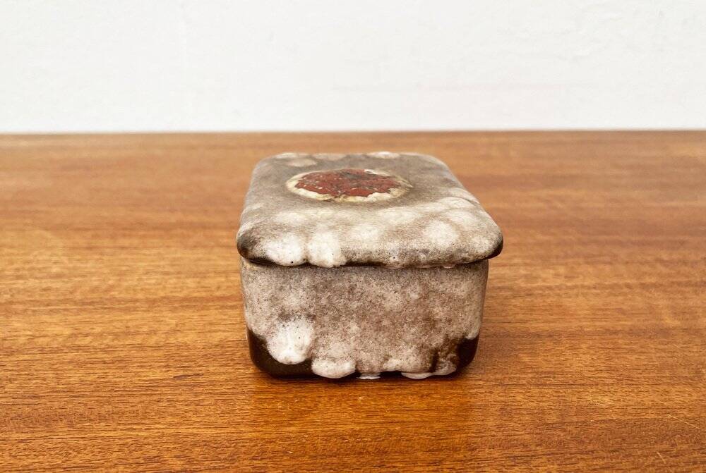 West German pottery box, fat lava WGP from the mid-century with lid, 1960s.