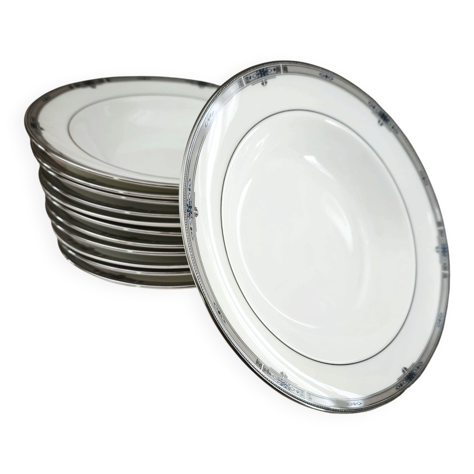 Set of 12 deep plates in English porcelain Wedgwood model Amherst.