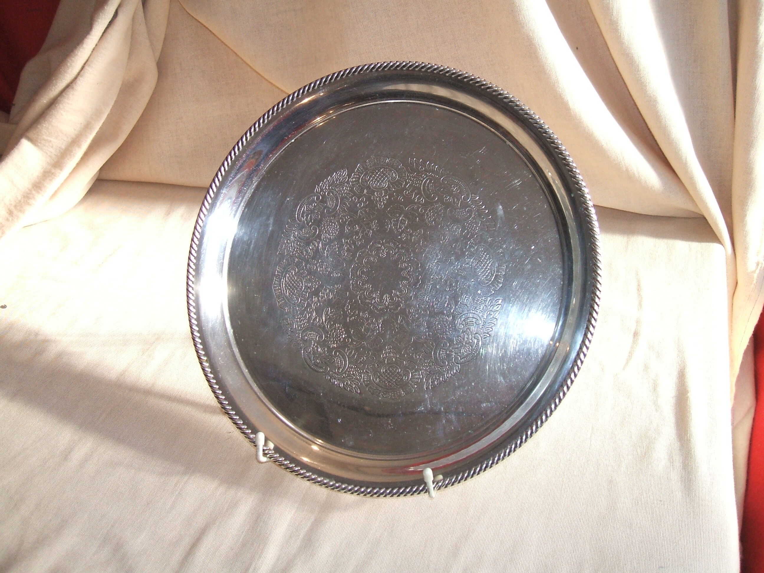 small round silver metal top