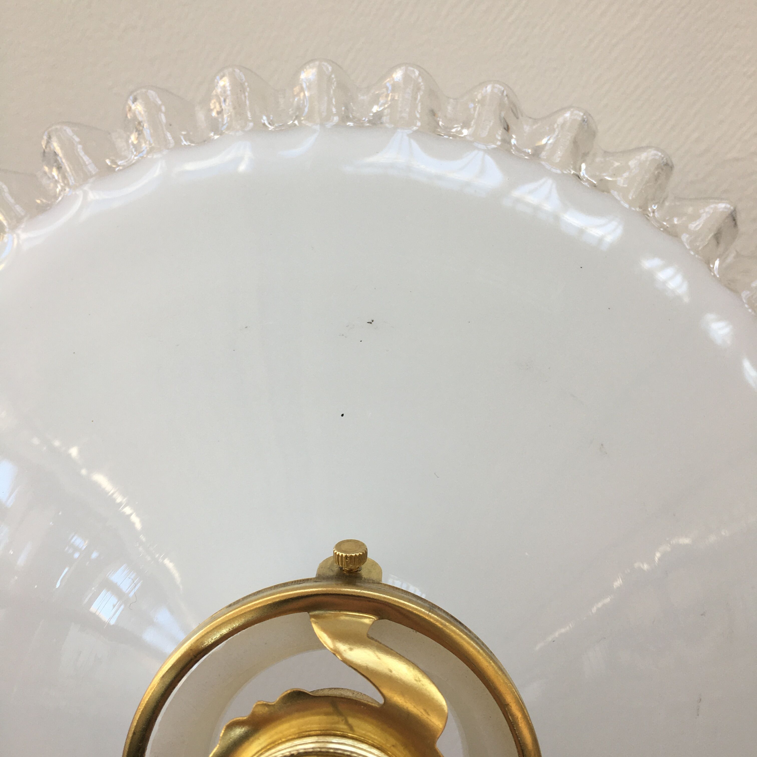Paire de suspensions en opaline blanche et bords dentelés transparents