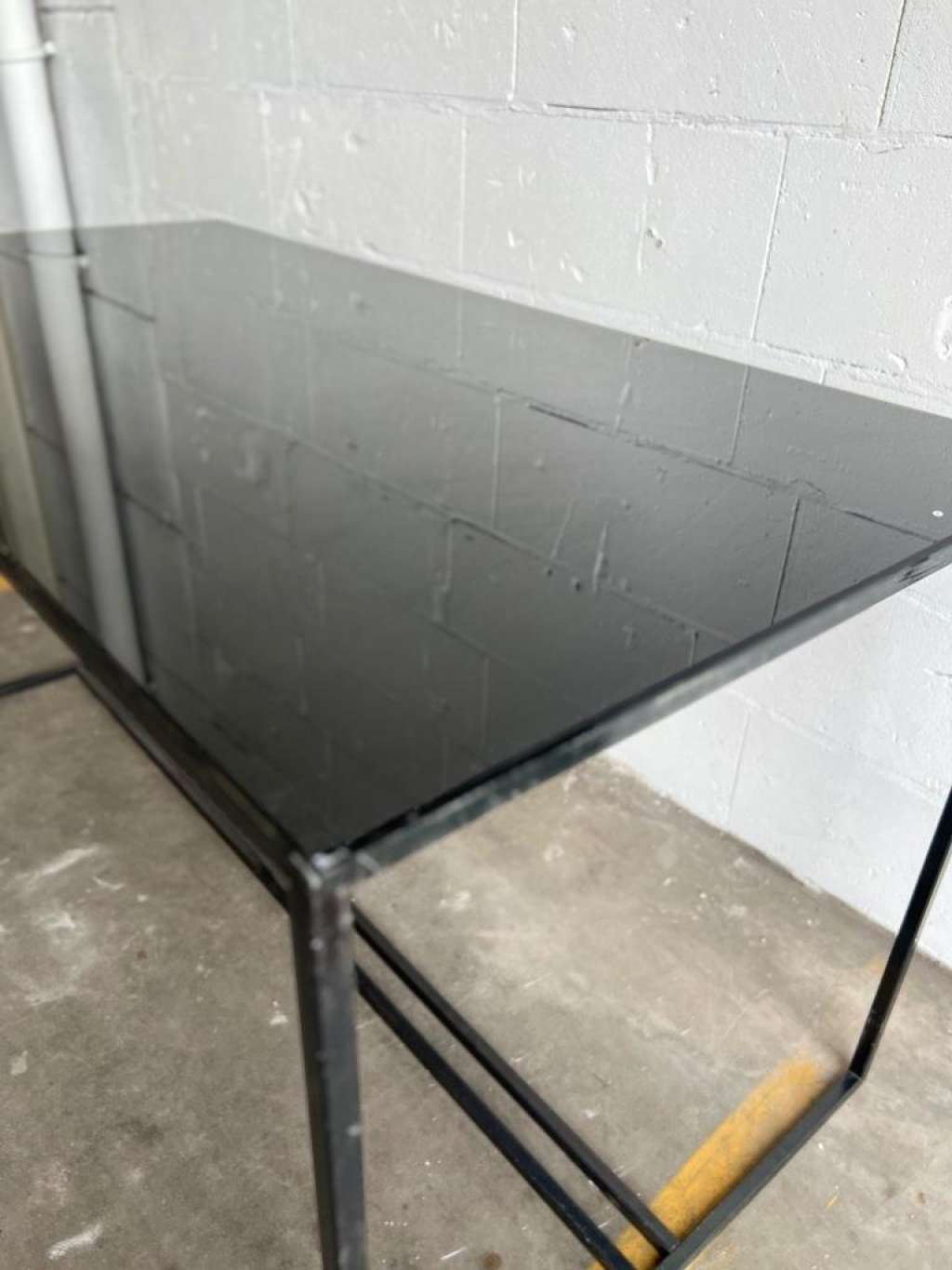 Coffee table in glass and iron