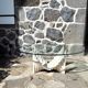 Table basse en verre et travertin