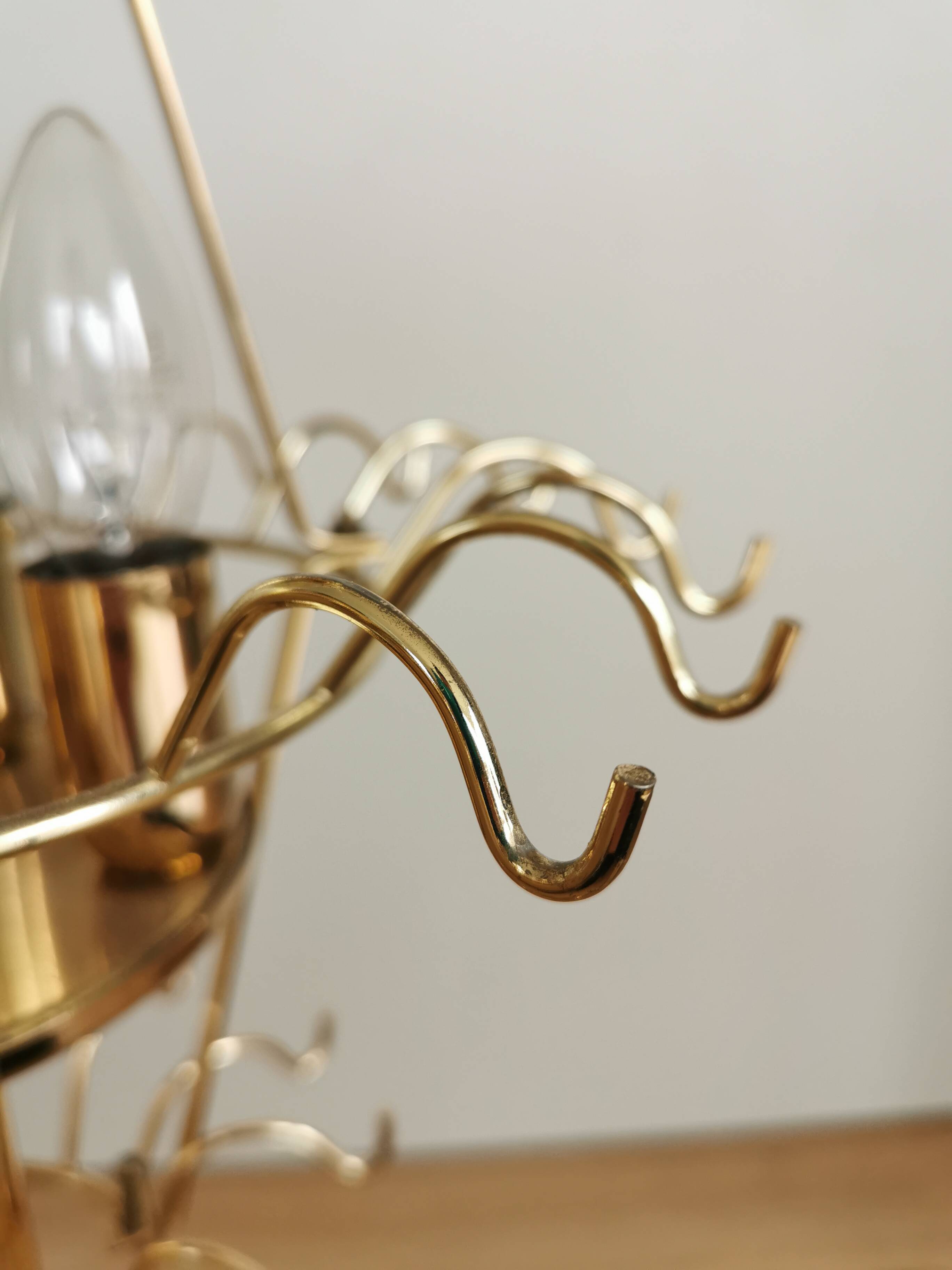 Lampe de bureau vintage en verre fumé : EGLO Leuchten, table dorée autrichienne des années 1980