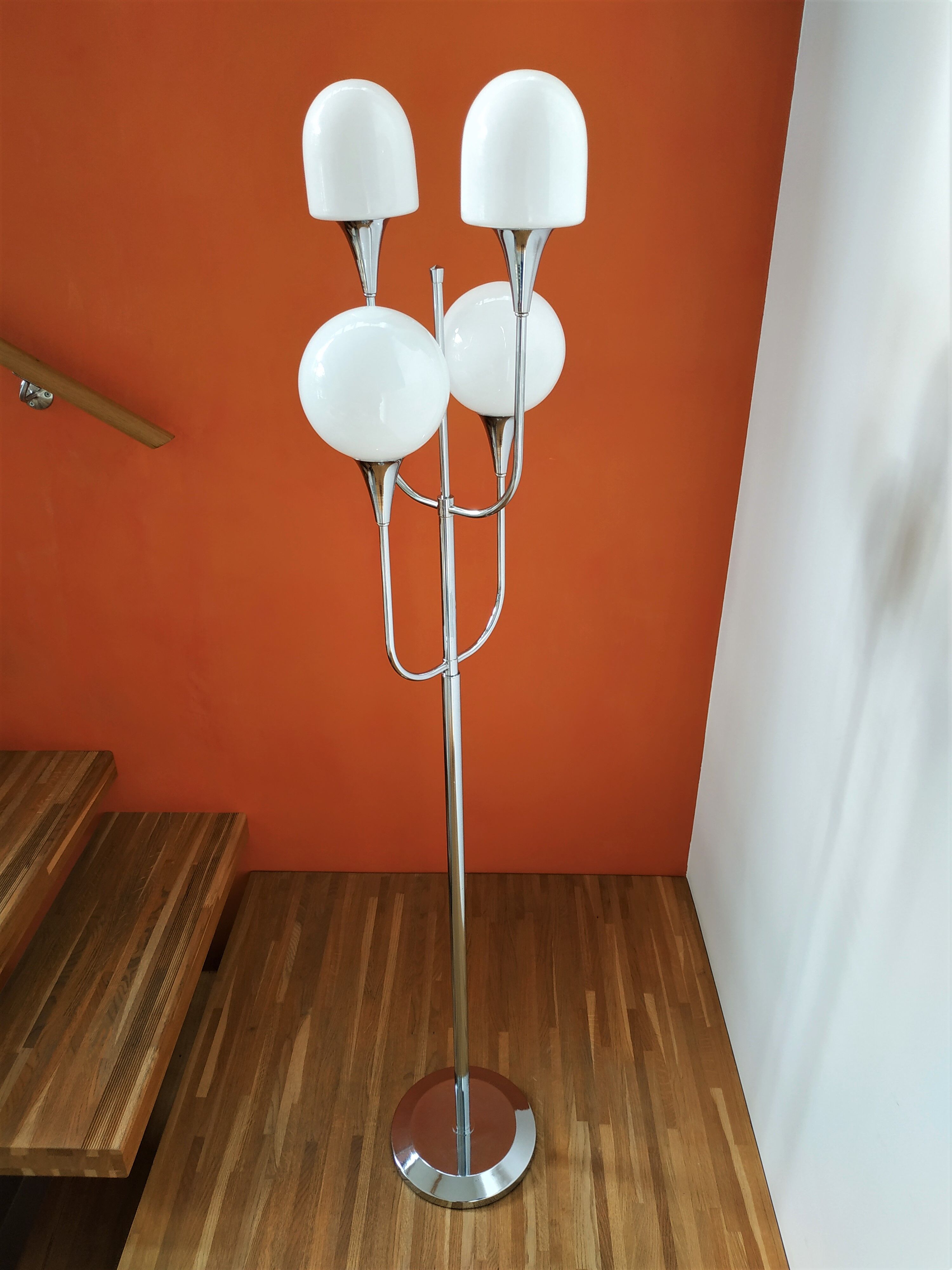 Lampadaire chromé à 4 globes des années 70 dans le gout de Sciolari