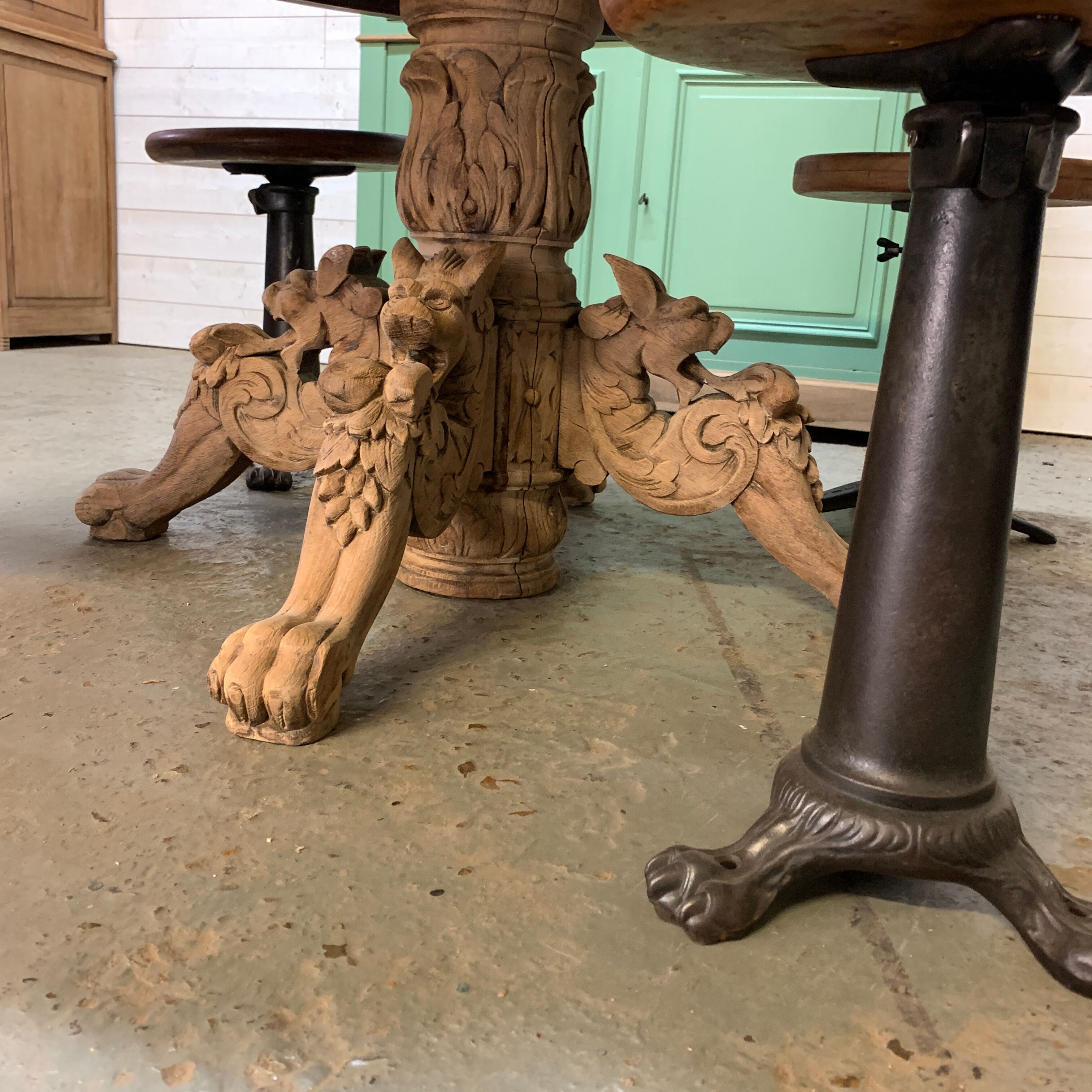 Table Henri II à pattes de lion en chêne brut extensible .