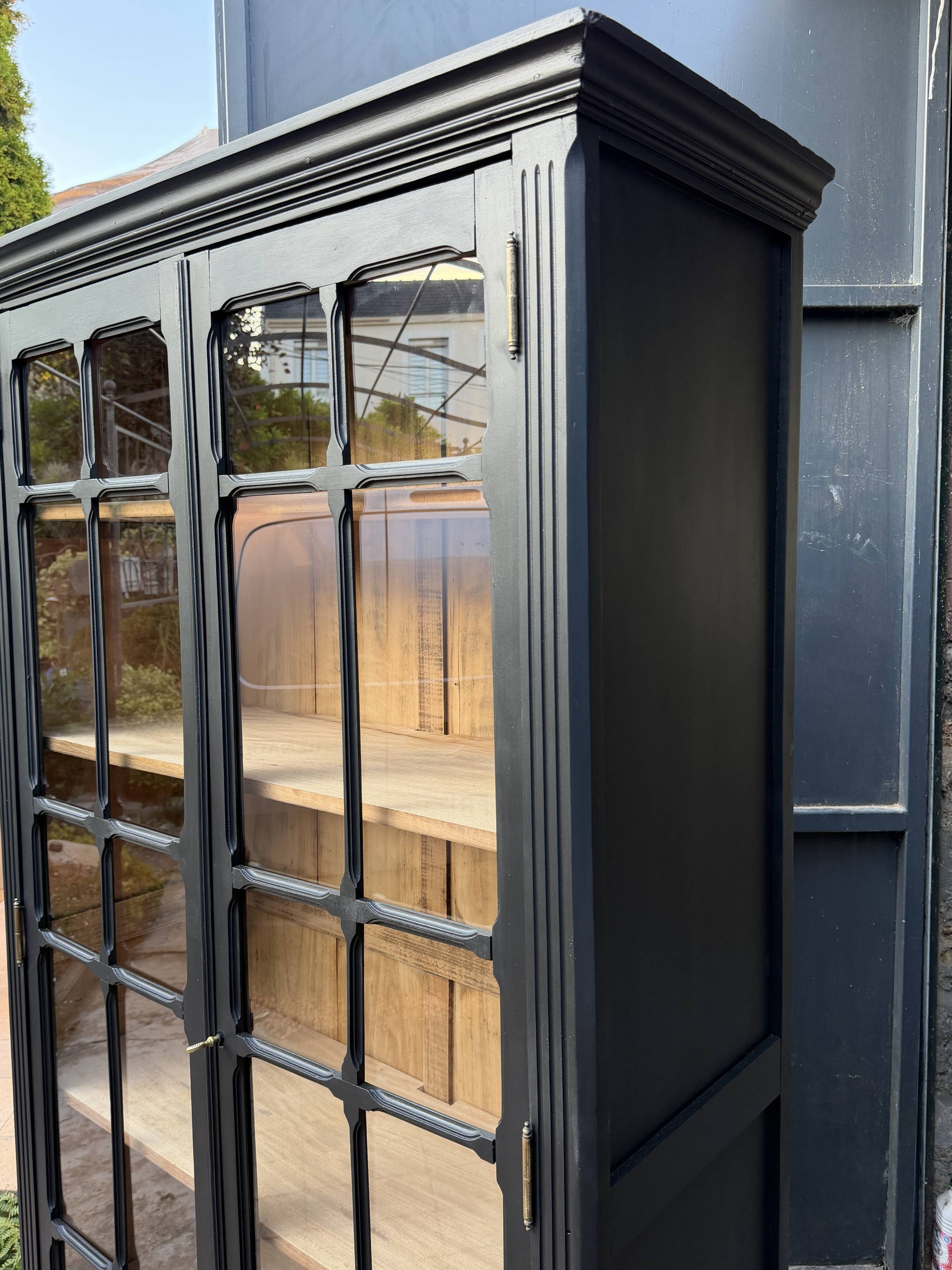 Armoire parisienne noire vitrée rénovée