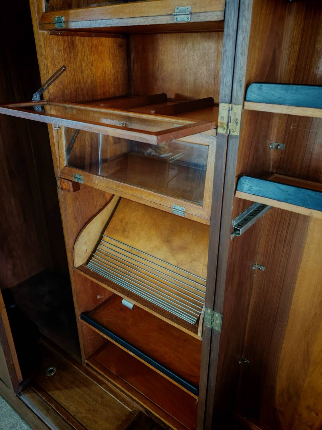 Gentleman's Wardrobe - English dressing armoire - Compacton