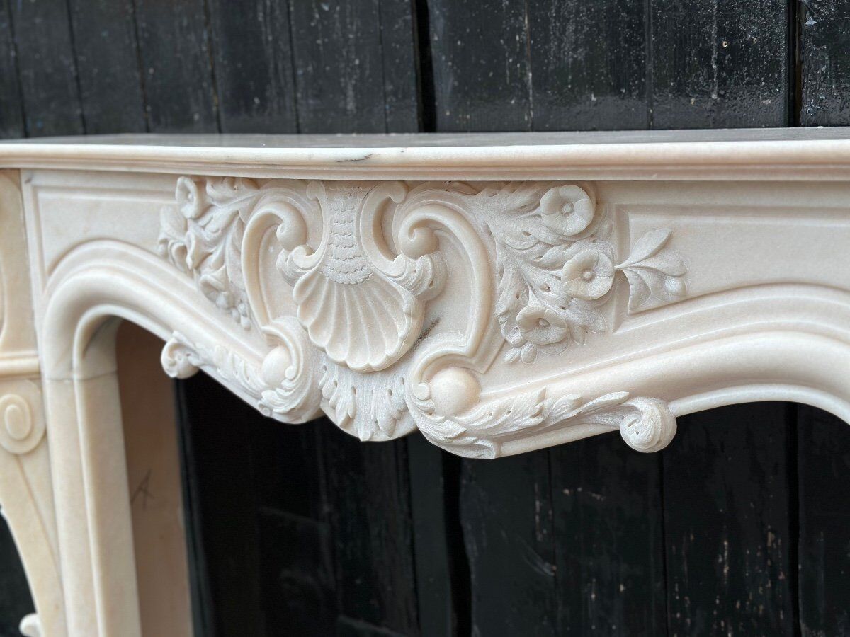 Cheminée de style Louis XV en marbre rose vers 1980
