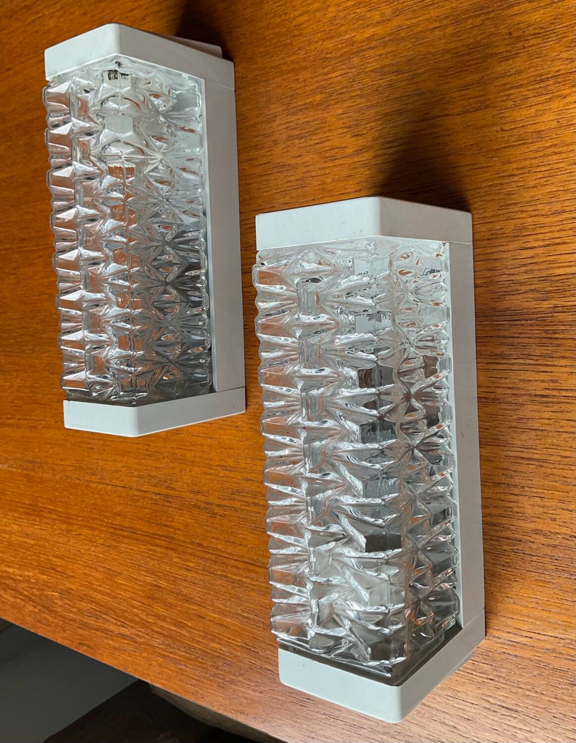 Paire d’appliques Erco en verre moulé années 70