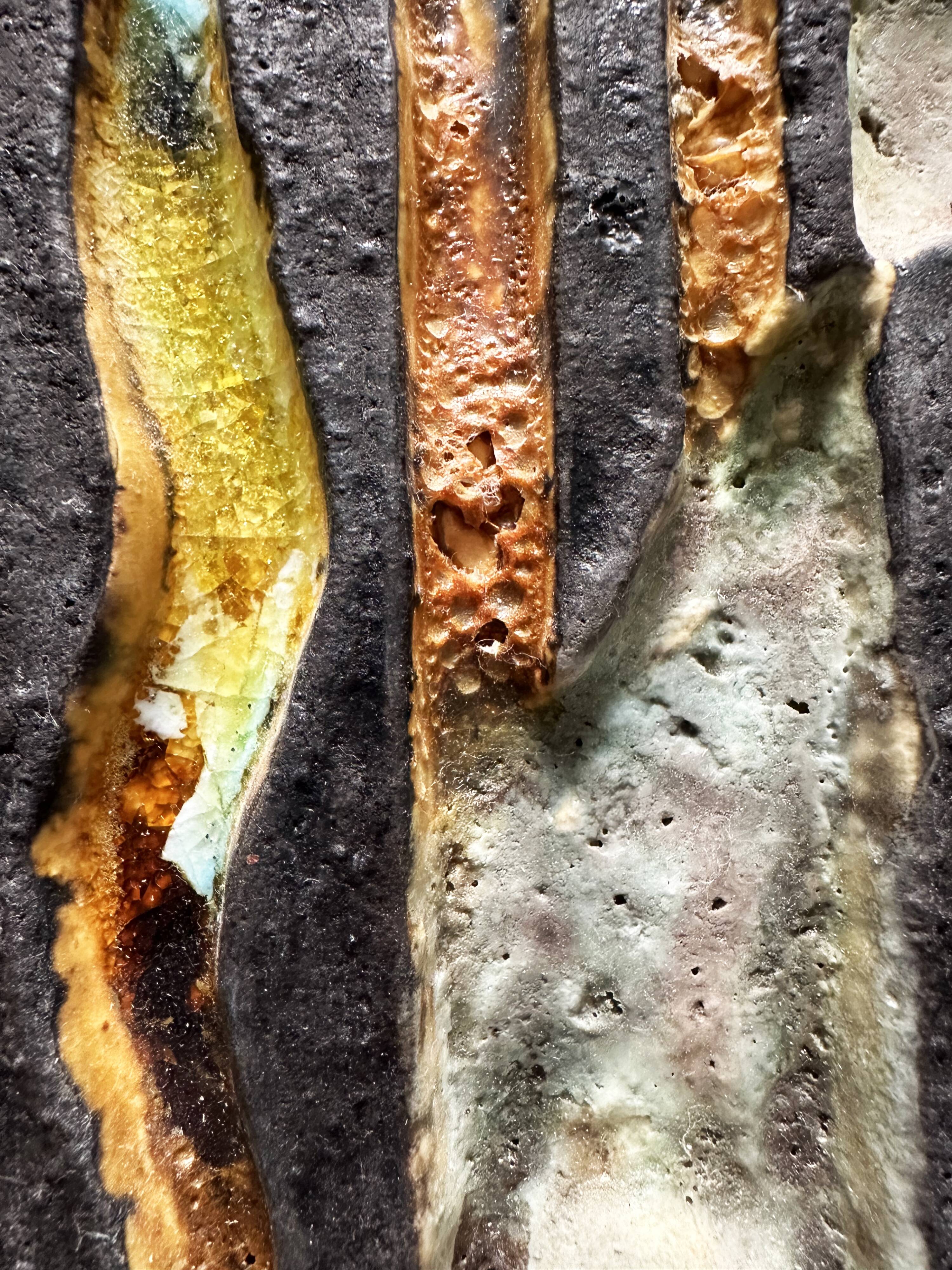 Sculpture murale cubiste en terre cuite émaillée. Allemagne, années 60