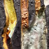 Sculpture murale cubiste en terre cuite émaillée. Allemagne, années 60