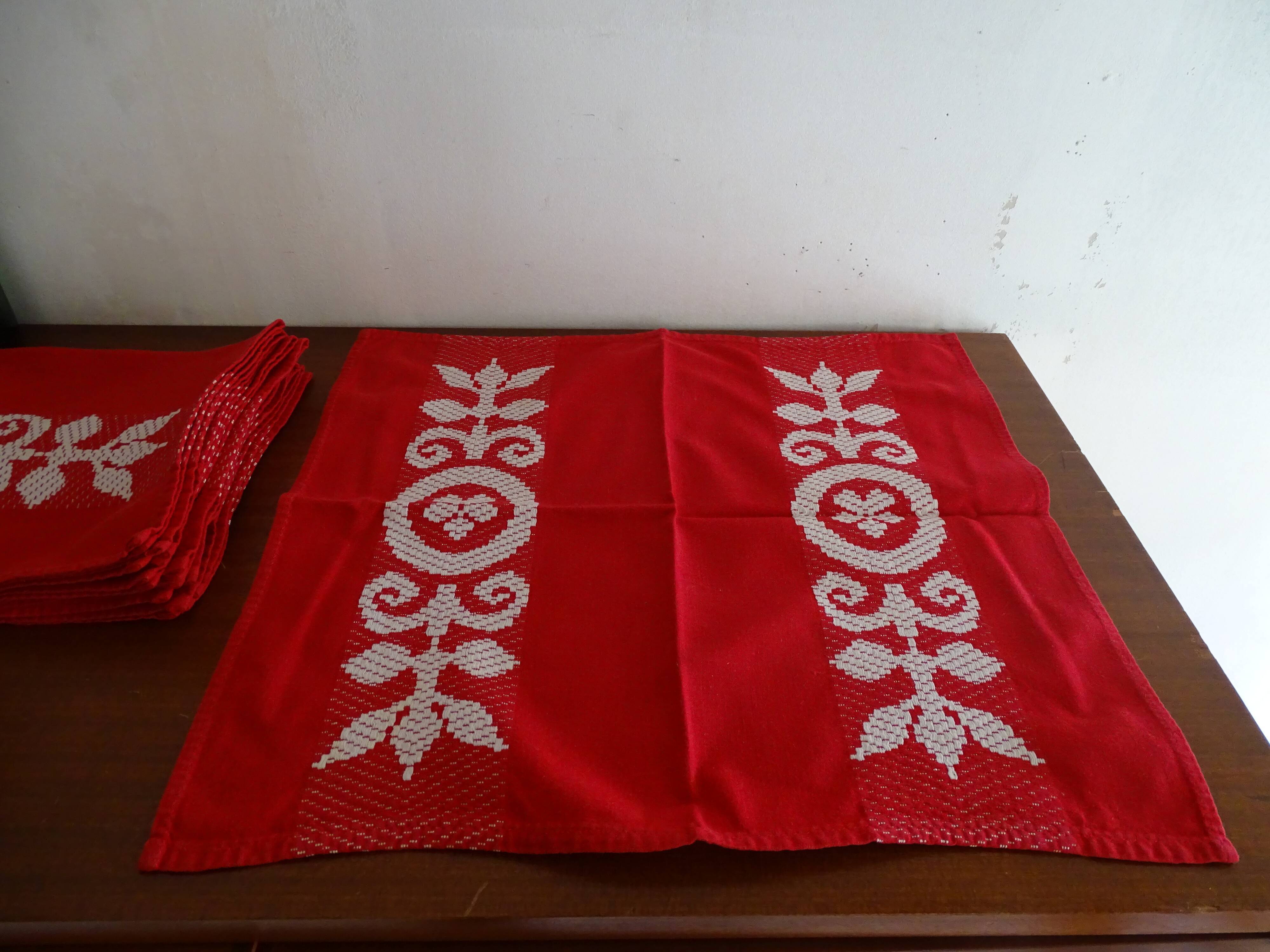 Lot 6 serviettes de table 46 x 42 rouges et blanches en coton
