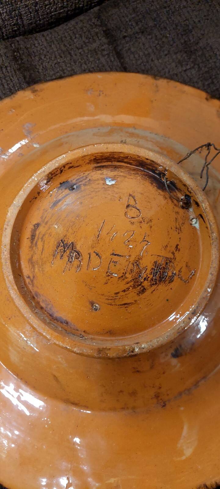 Ceramic plate with graffito stylised birds in the Pesaro Faenza style, early 1900s.