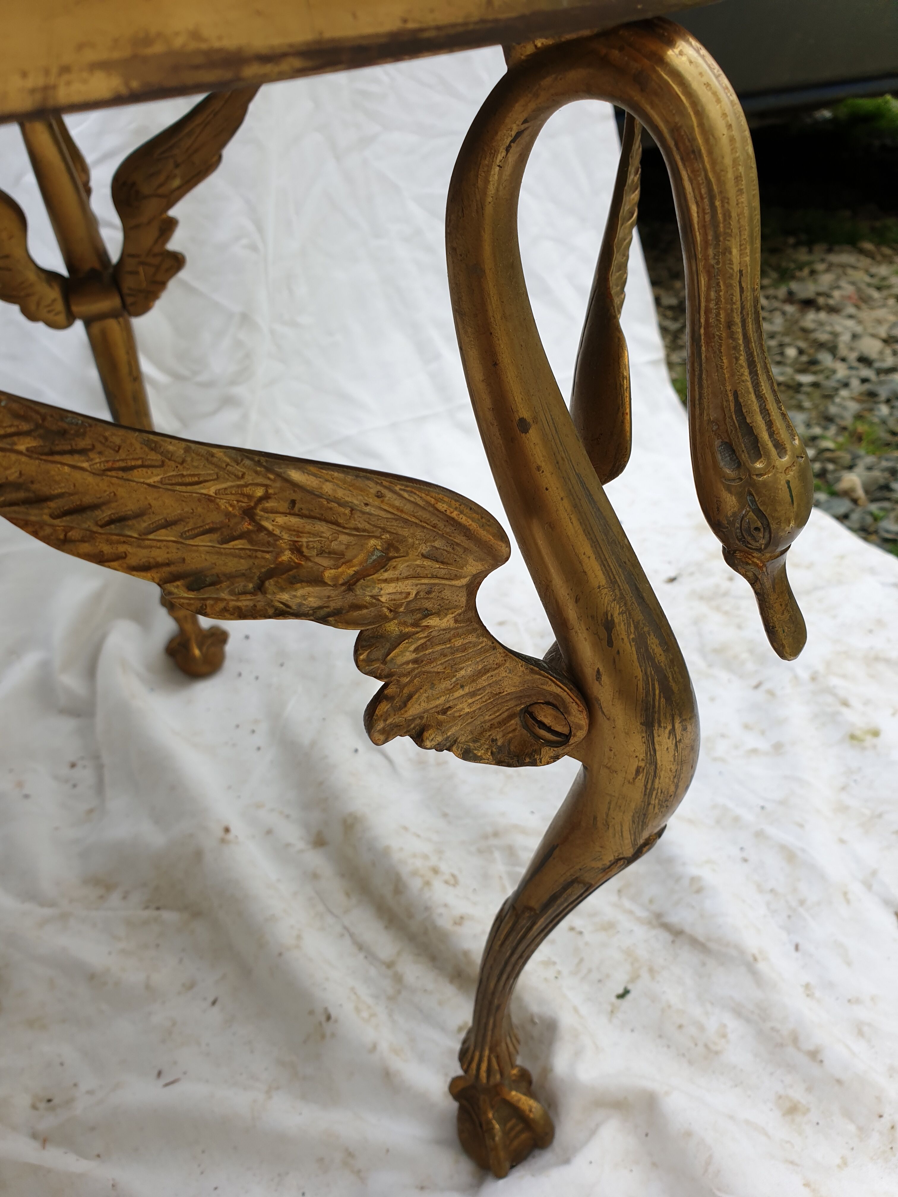 Table marble and swans