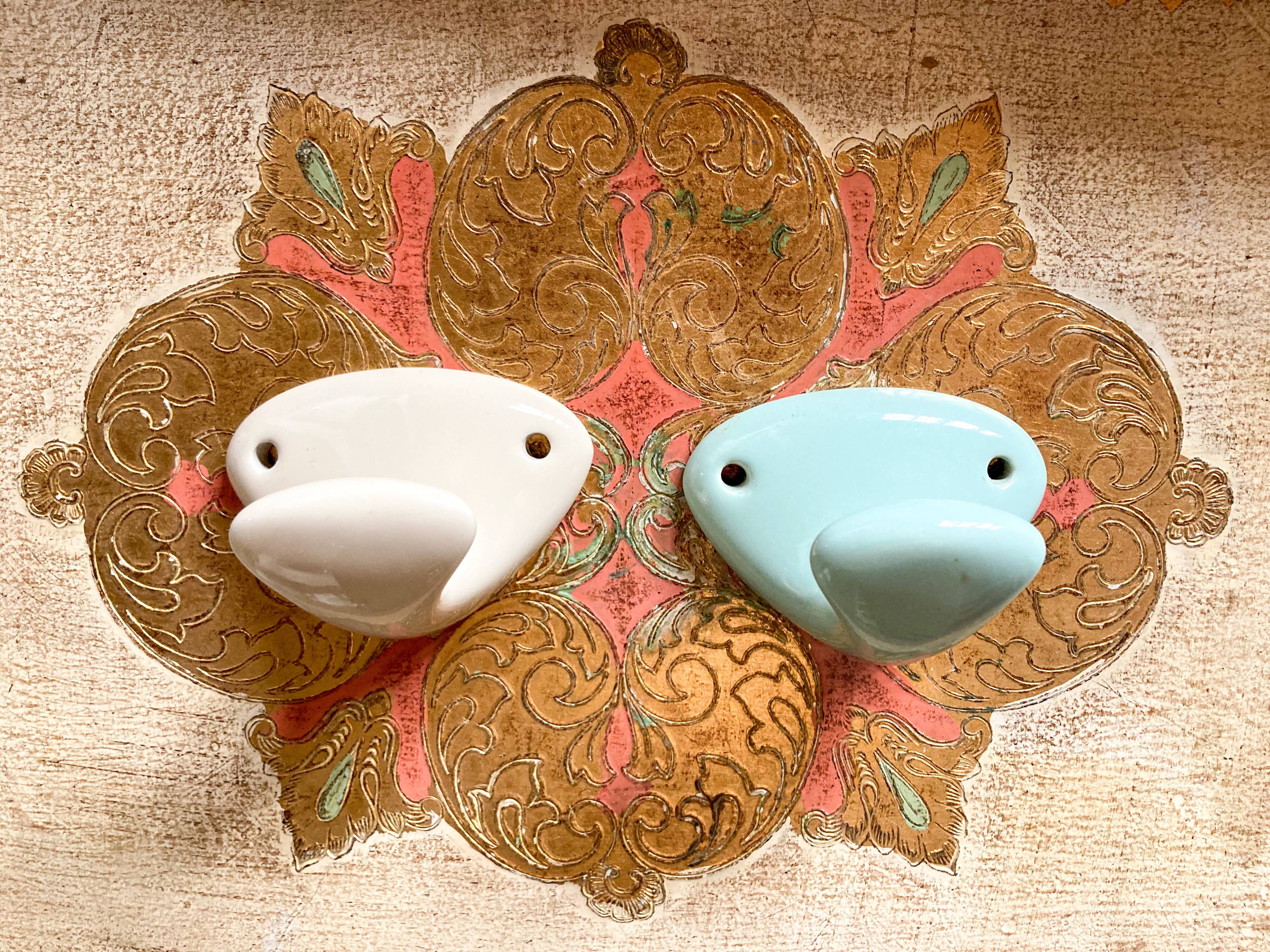 Patères anciennes en porcelaine