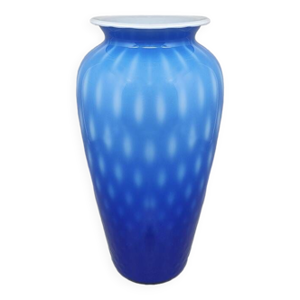 Étonnant vase bleu des années 1970 en verre de Murano par Dogi. Fabriqué en Italie