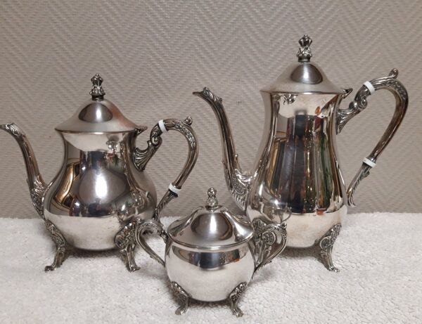 Service à café et thé en métal argenté comprenant une cafetière, une théière et un sucrier