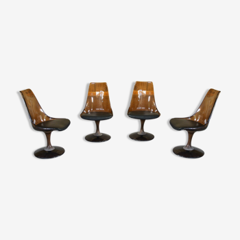 Quatre chaises pivotantes - piètement métal - coque en plexi brun fumé - assise en skaï noir