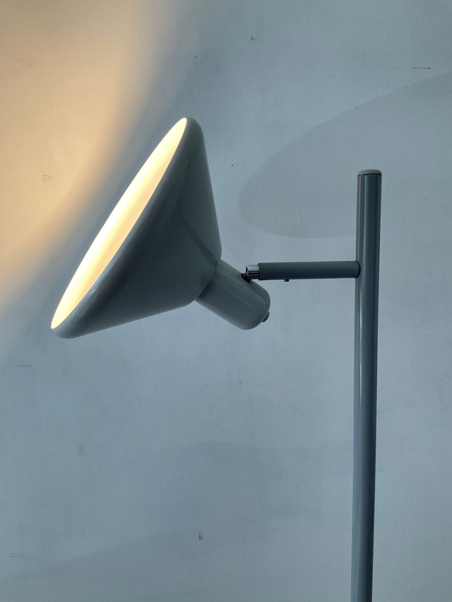 Lampadaire vintage années 70-80 en métal gris