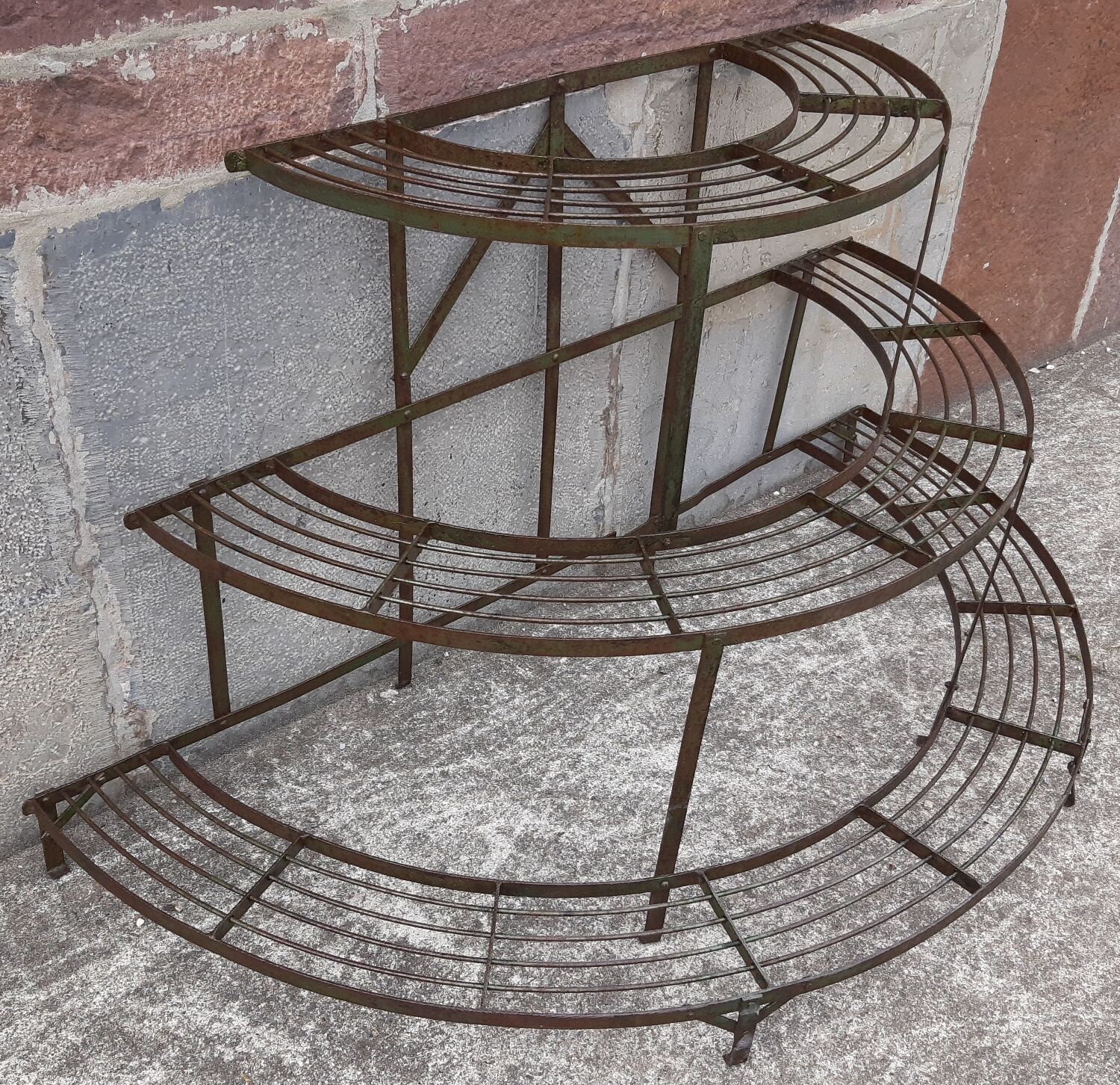 Half-moon plant holder