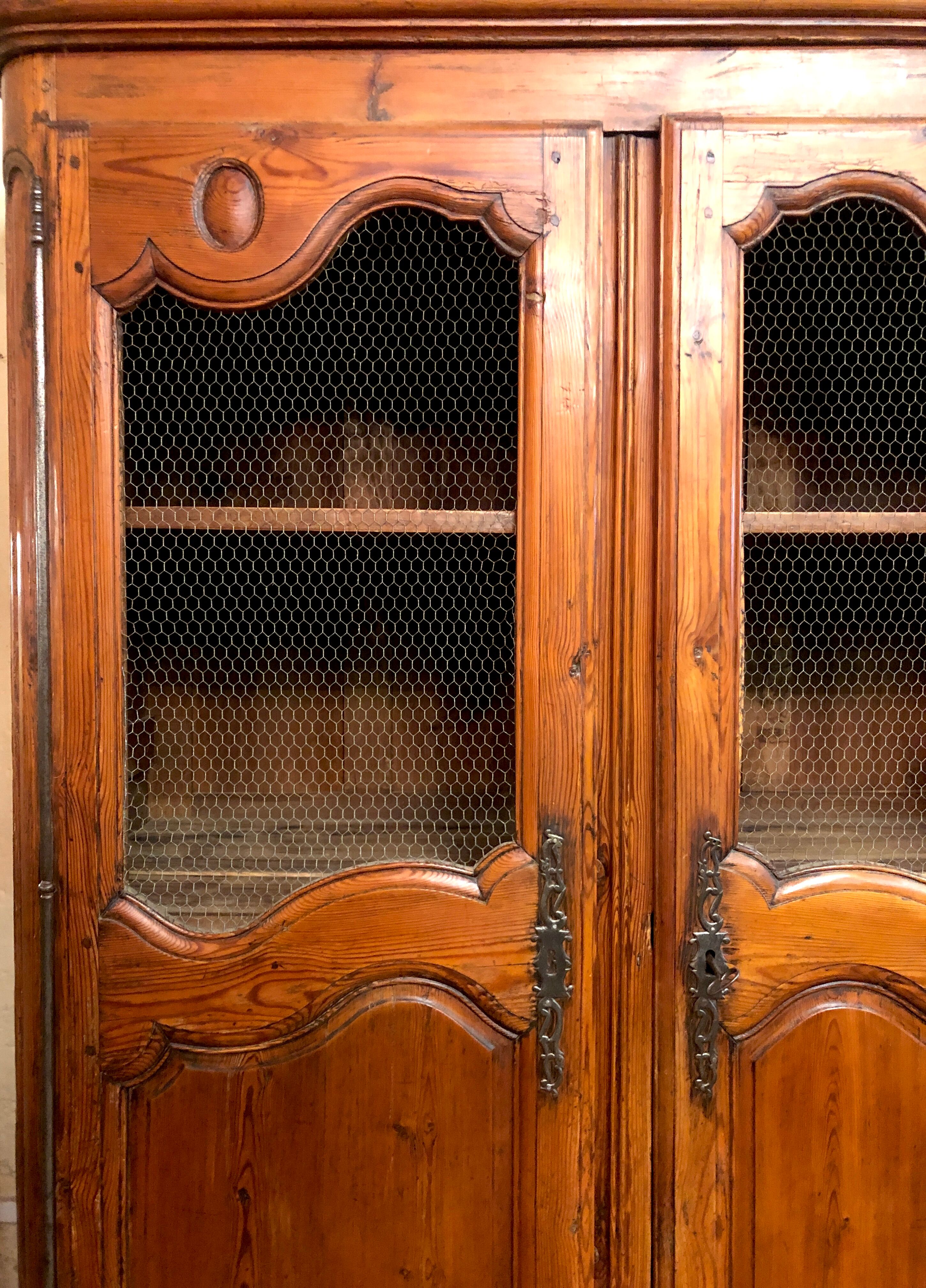 Wardrobe grilled Louis XV, eighteenth century