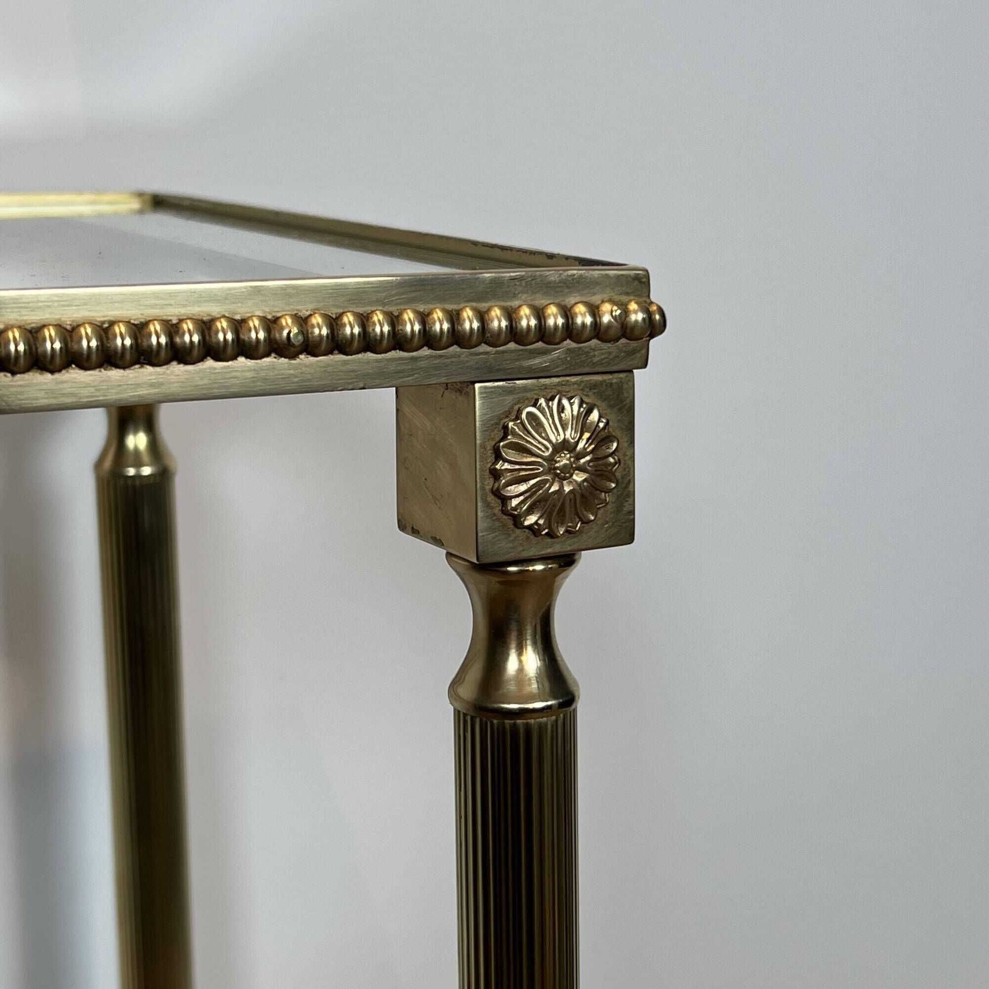 Console à Trois Plateaux en Laiton à Frise de Perles. Verre Bordé. Travail