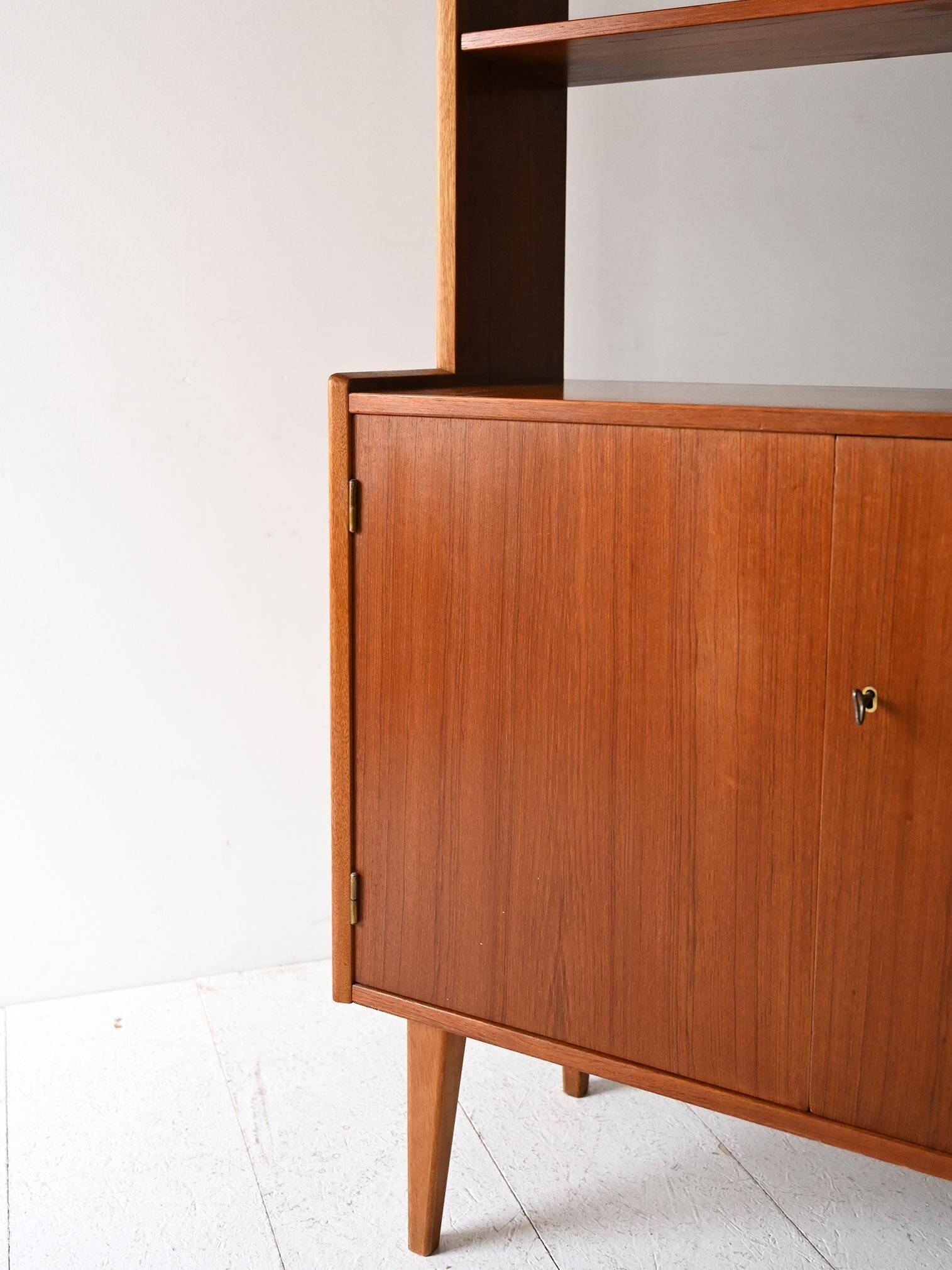 Bibliothèque scandinave vintage avec armoire et étagères