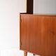 Bibliothèque scandinave vintage avec armoire et étagères