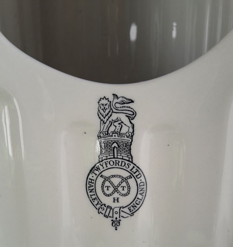 Gothy foot, Art Deco sink