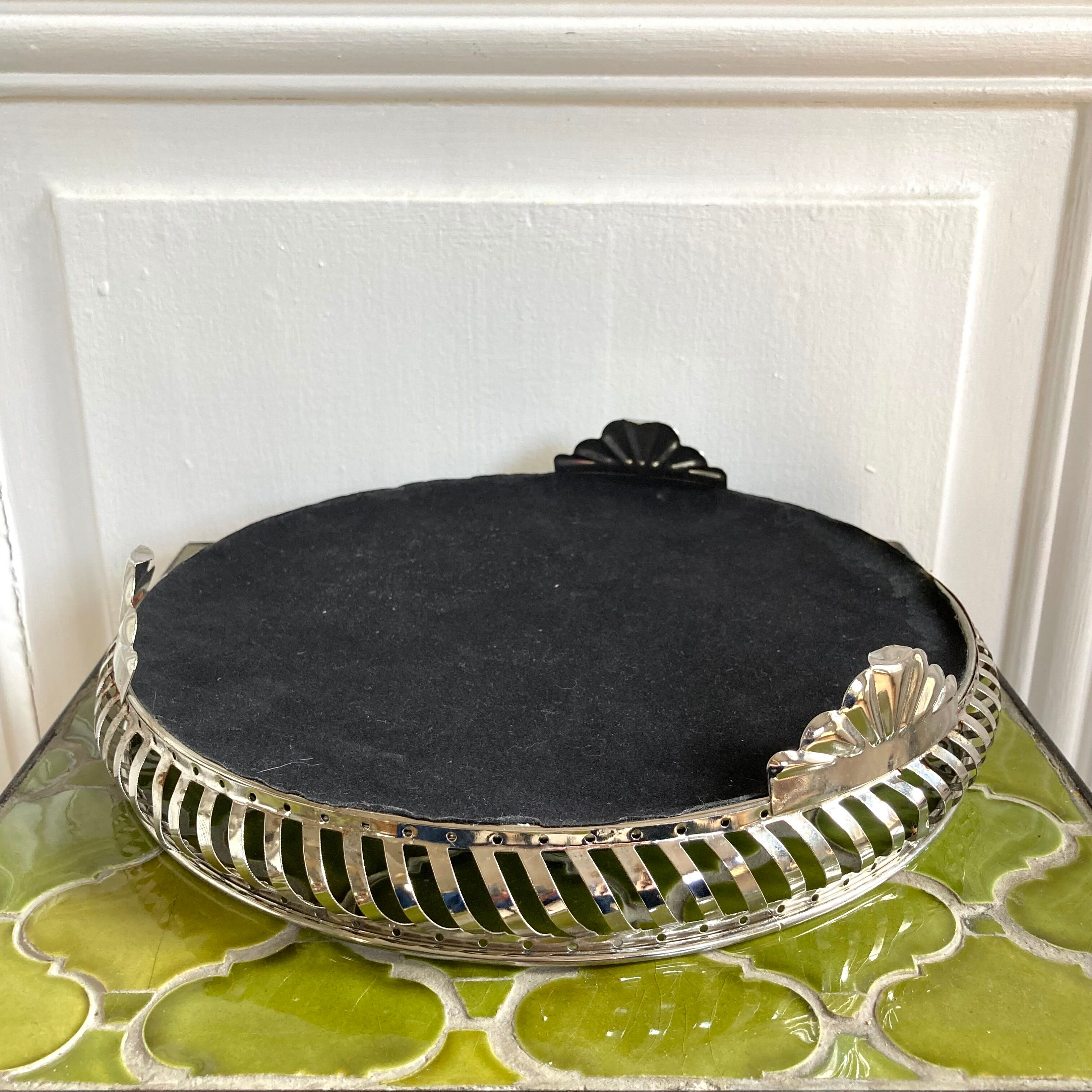 Openwork metal round mirror top