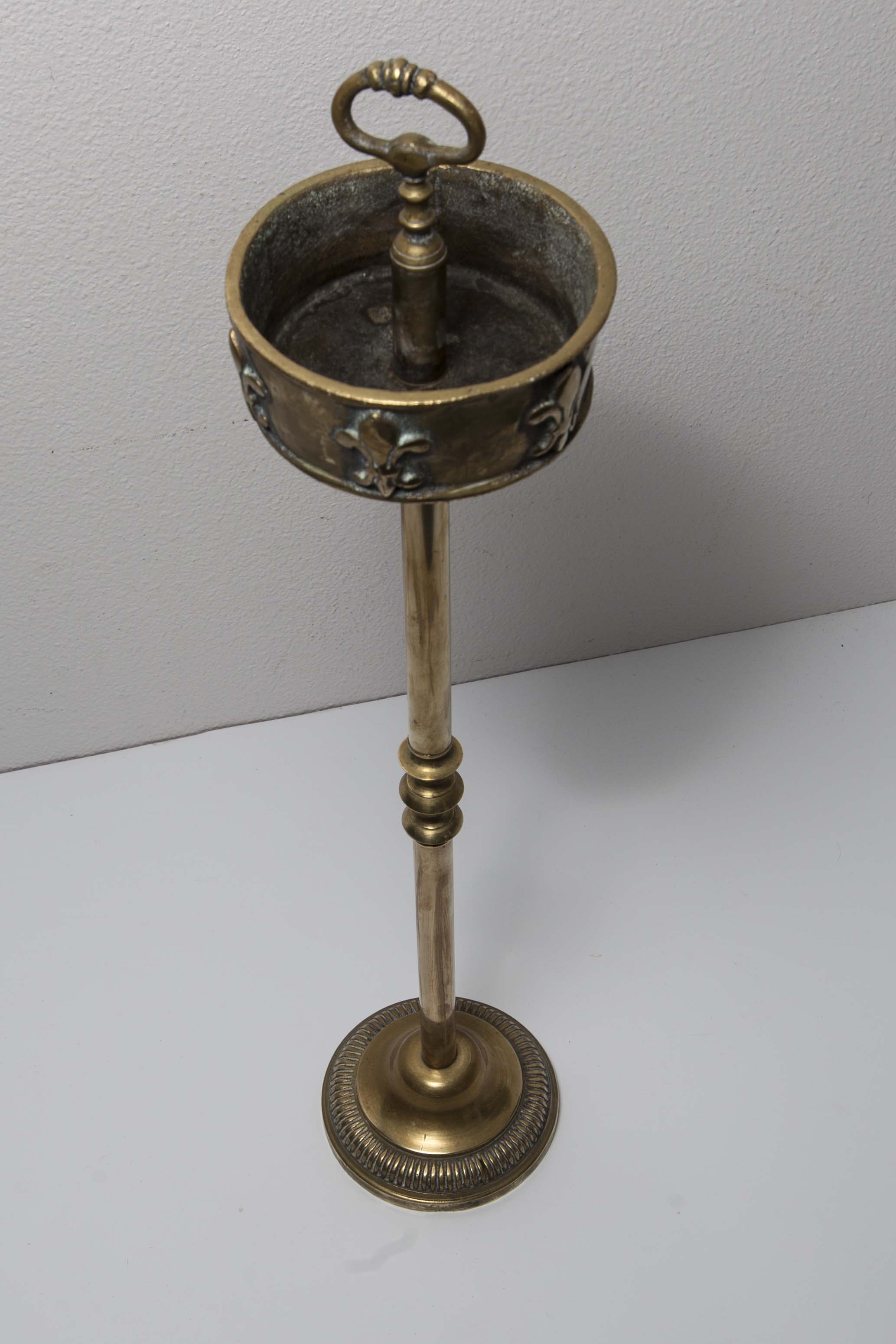 Ashtray on foot in bronze