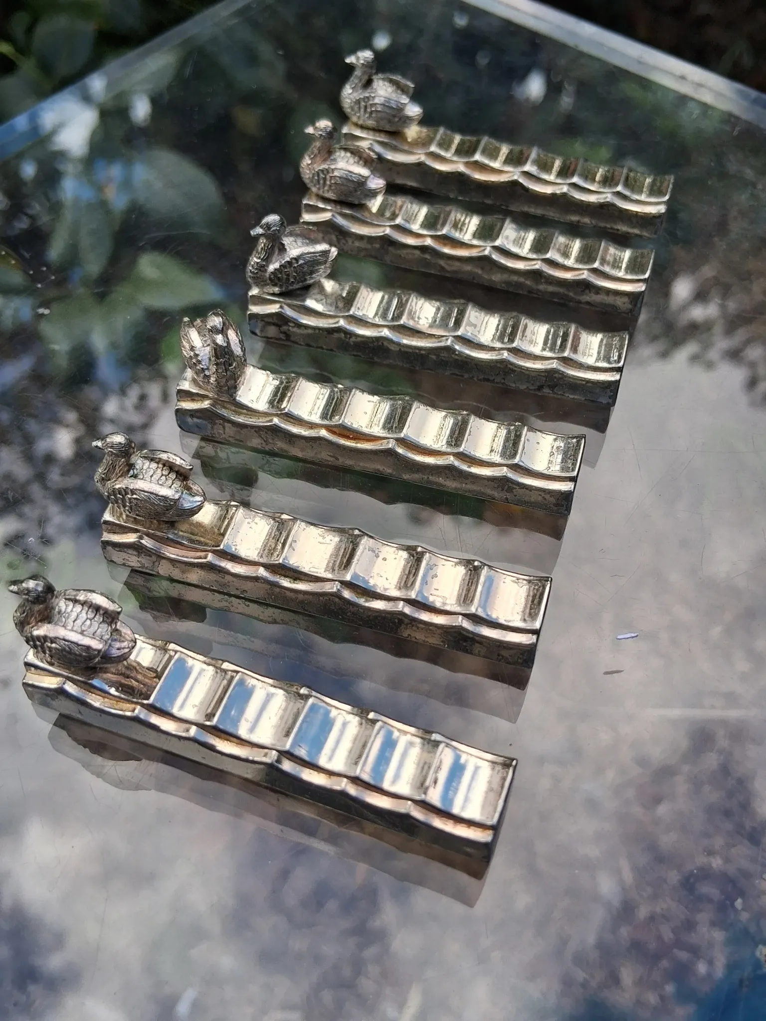 6 animal-shaped metal knife rests in very good condition.