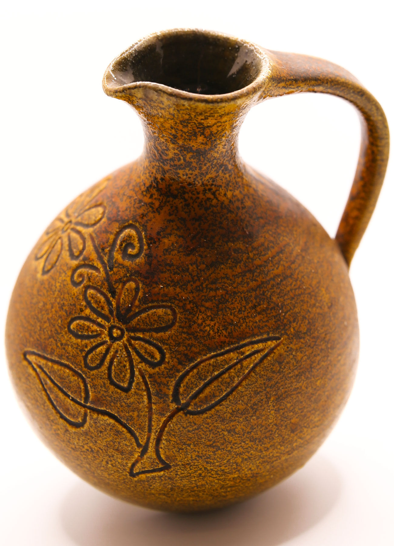 Brown pitcher and saffron yellow with naïve flowers of Accolay
