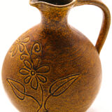 Brown pitcher and saffron yellow with naïve flowers of Accolay