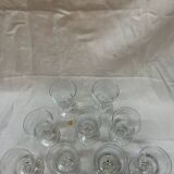 9 verres à pied transparents