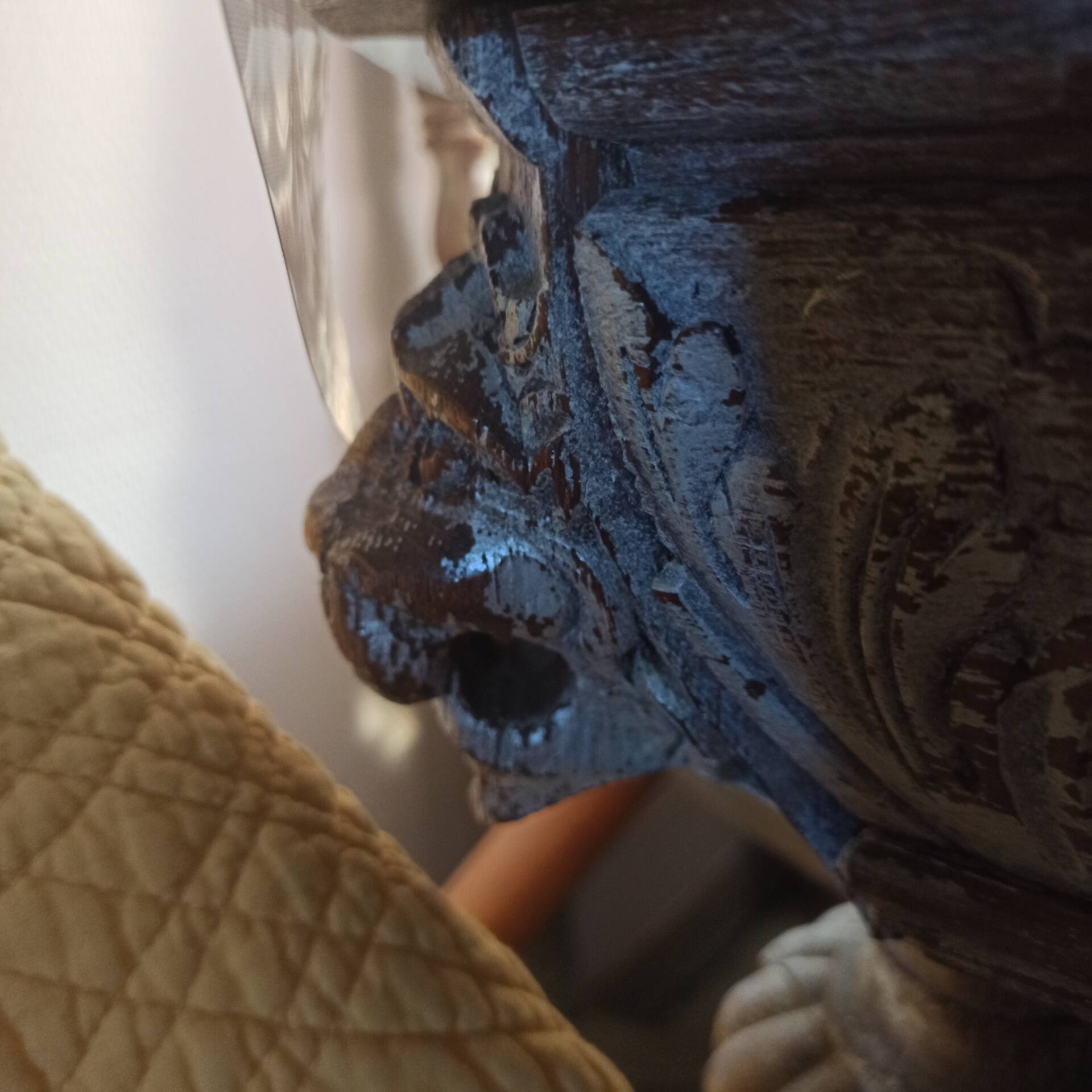 Table en chêne têtes de lion