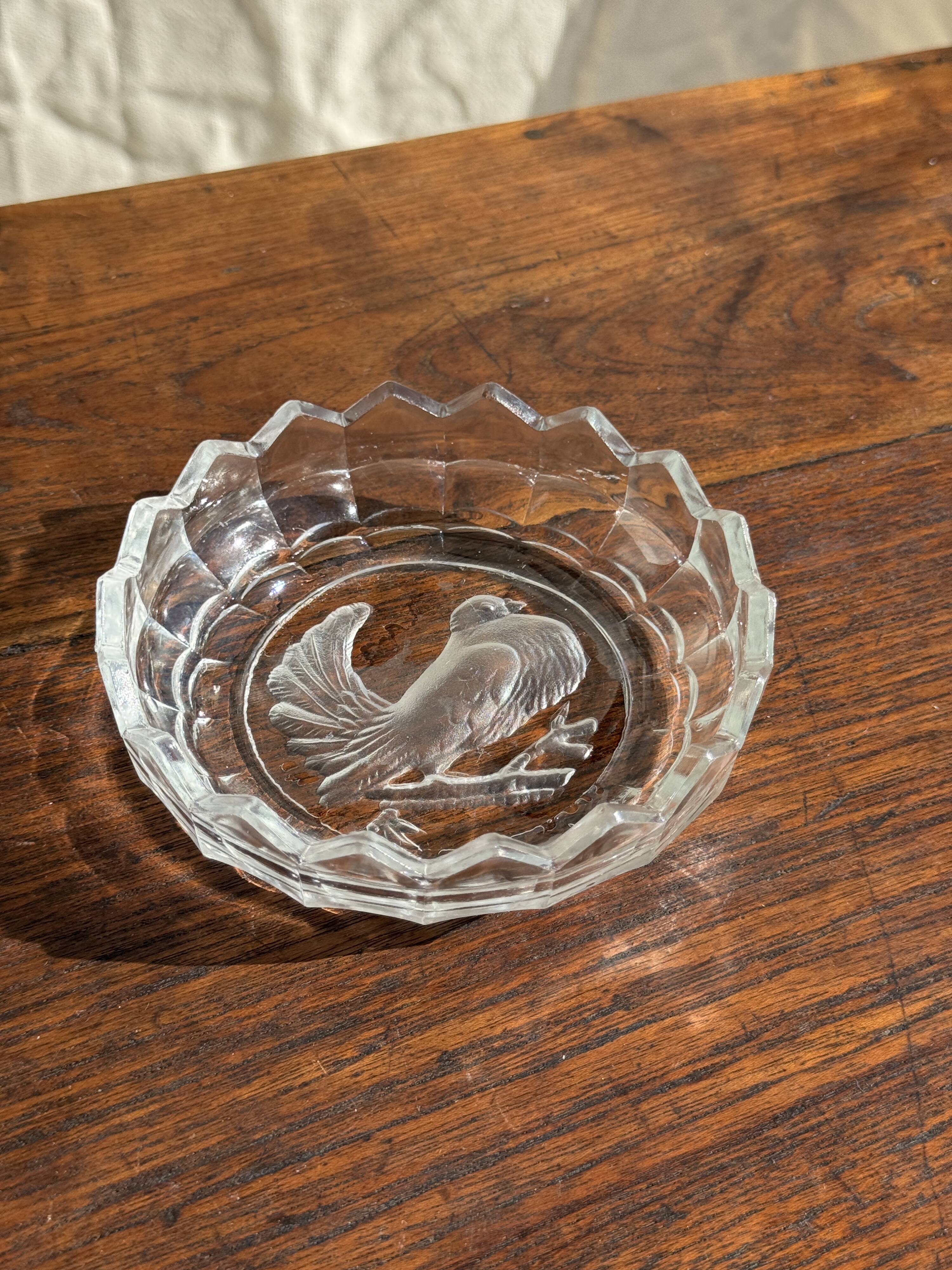 Pressed glass ashtray with dove pattern D:13.5