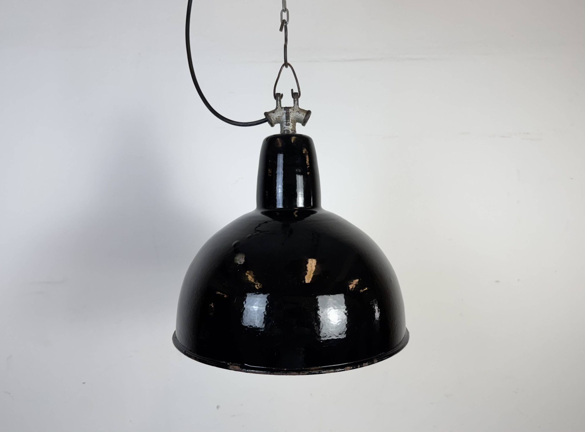 Lampe d'usine industrielle en émail noir avec dessus en fonte, années 1950