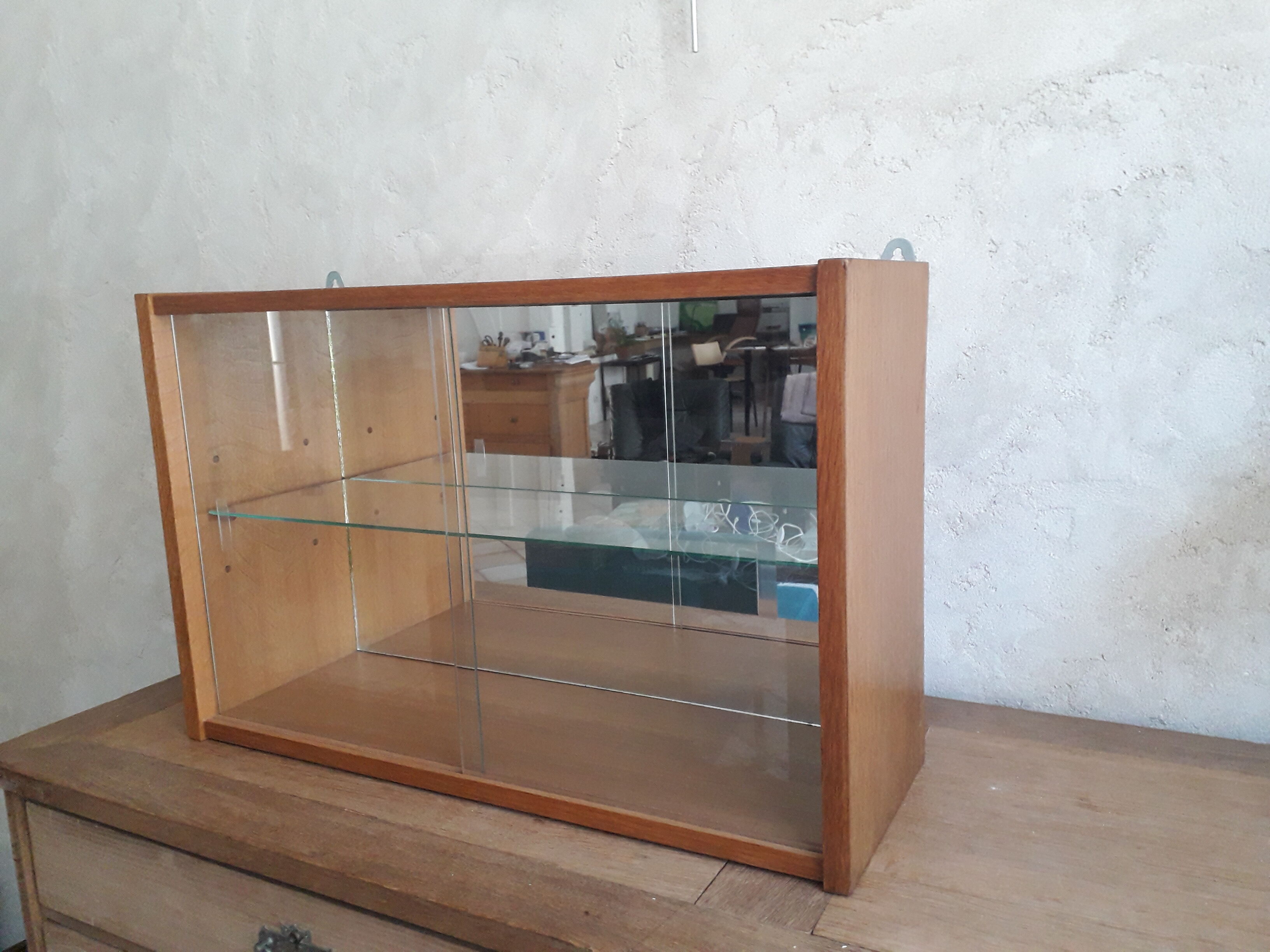 Wall display case in vintage oak veneer