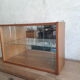 Vitrine murale en placage chêne vintage