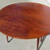 Round table with 6 spindle legs in mahogany, extendable